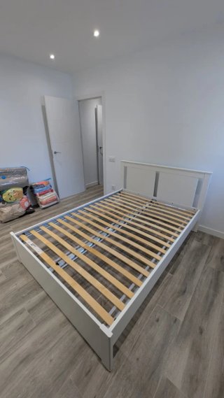 Cama doble de madera blanca 140cm