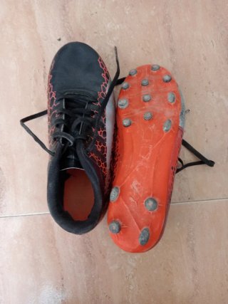 Botas amarillas y naranjas Adidas y Nike negras