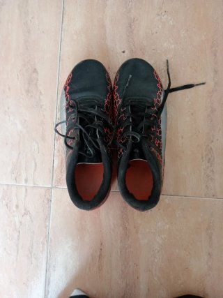 Botas amarillas y naranjas Adidas y Nike negras
