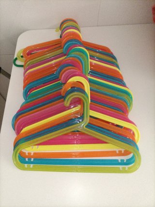 Lote de 30 perchas de plástico de colores de 30 cm