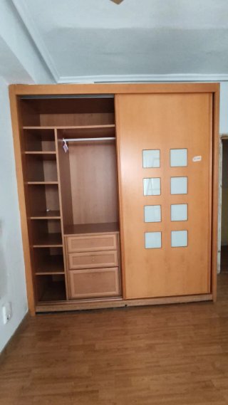 Armario a medida de madera vestido con cajones