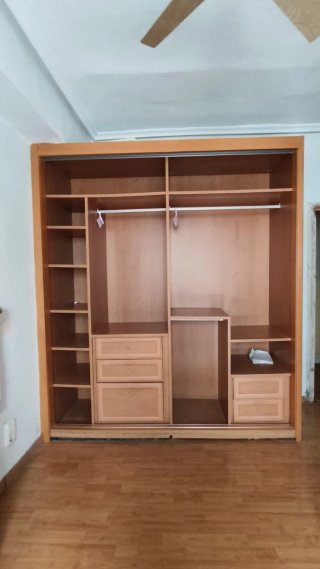 Armario a medida de madera vestido con cajones