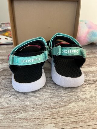 Sandalias niña Gioseppo poco uso
