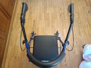 Andador azul con asiento acolchado