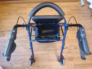 Andador azul con asiento acolchado