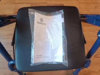 Andador azul con asiento acolchado