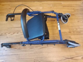Andador azul con asiento acolchado