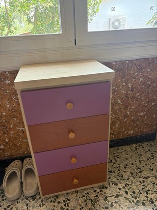 Dormitorio juvenil; cama alta, colchón y muebles