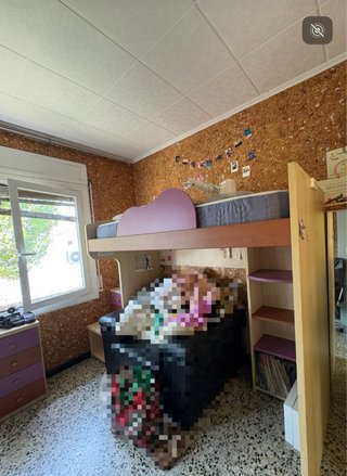 Dormitorio juvenil; cama alta, colchón y muebles