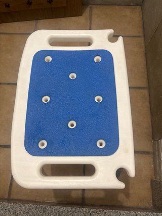 Silla de ducha azul y blanca