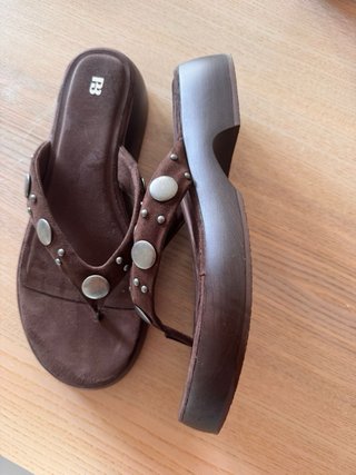 Sandalias PB mujer marrones con tachuelas