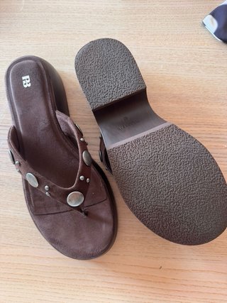 Sandalias PB mujer marrones con tachuelas