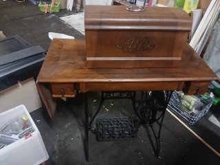 Máquina de coser antigua y arcón