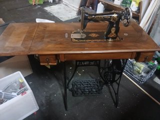 Máquina de coser antigua y arcón