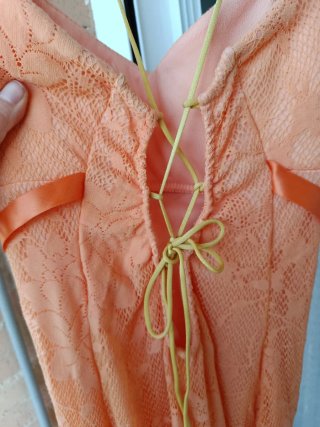 Vestido naranja con encaje y lazo