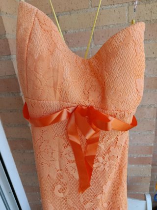 Vestido naranja con encaje y lazo