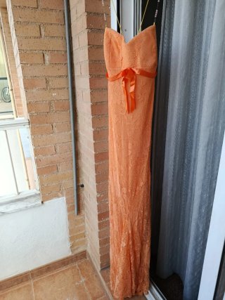 Vestido naranja con encaje y lazo