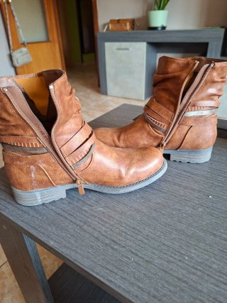 Botines marrones con tiras y hebillas