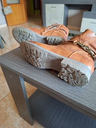 Botines marrones con tiras y hebillas