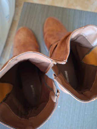 Botines marrones con tiras y hebillas