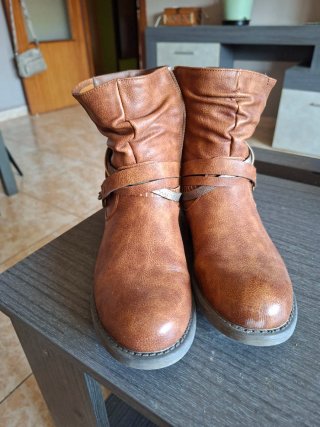 Botines marrones con tiras y hebillas