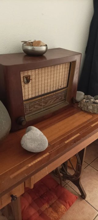 Máquina de coser y radio antiguas