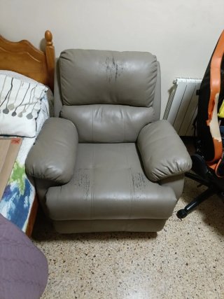 Sillón de piel gris