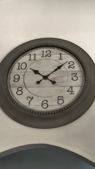Orologio da parete grigio e bianco