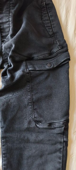 Pantalón de chico tipo cargo negro Talla S. (ZARA)