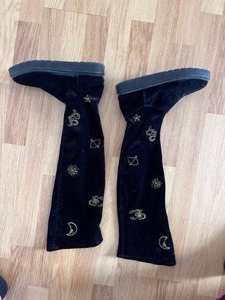 Botas Sofía Sarkany Terciopelo Negro Bordado 35