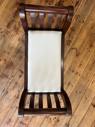 Banco de madera con asiento blanco
