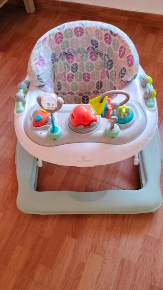 Correpasillos bebé con juguetes