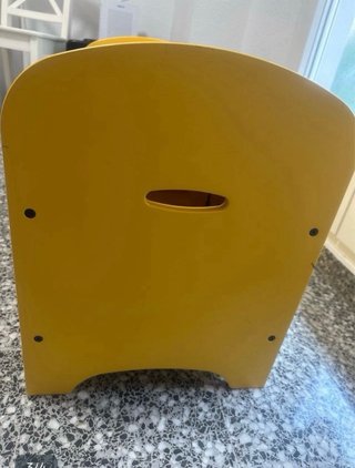 Baúl infantil de madera amarillo