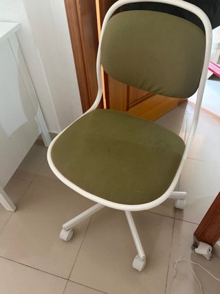Silla de oficina verde con ruedas