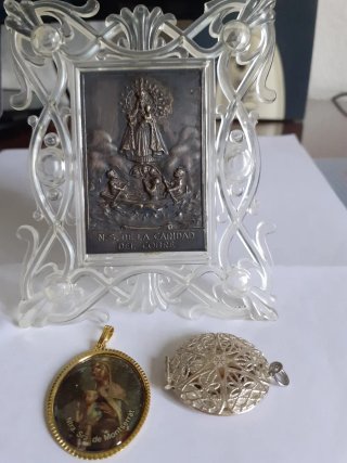 Cuadro y colgantes religiosos