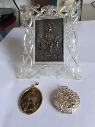 Cuadro y colgantes religiosos