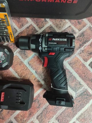 Taladro Parkside con batería y cargador
