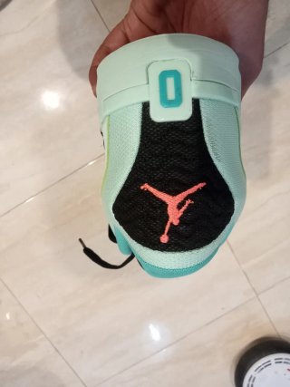 Zapatillas Jordan verdes y rosas