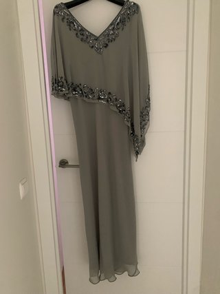 Vestido de fiesta gris con pedrería