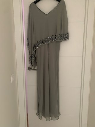 Vestido de fiesta gris con pedrería