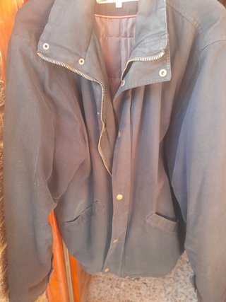 Chaquetón negro con cremallera y botones