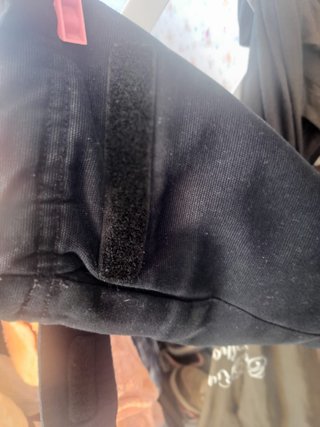 Chaquetón negro con cremallera y botones