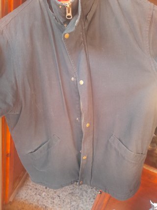 Chaquetón negro con cremallera y botones