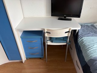 Habitación juvenil blanco y azul