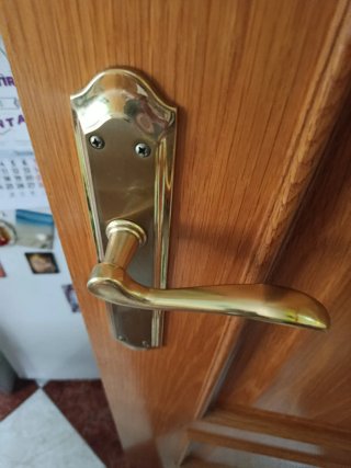 Puerta madera maciza con cristal decorado