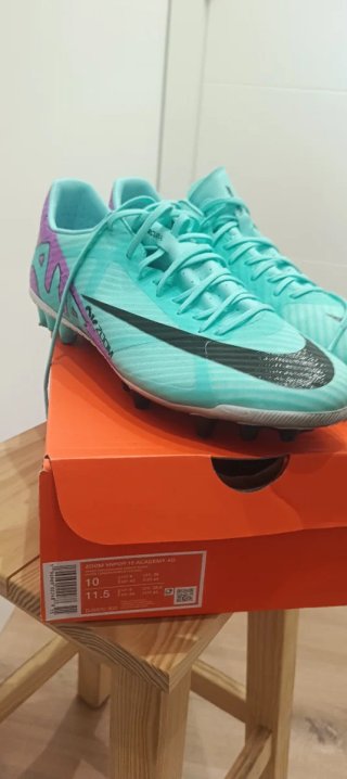 Botas de fútbol Nike morado y turquesa