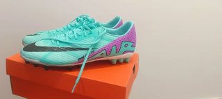 Botas de fútbol Nike morado y turquesa