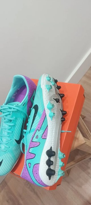 Botas de fútbol Nike morado y turquesa