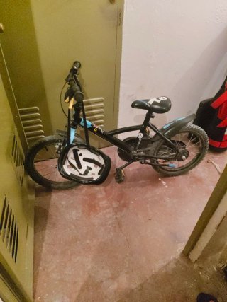 Bicicleta infantil con casco