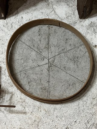 Tamiz antiguo de madera y malla